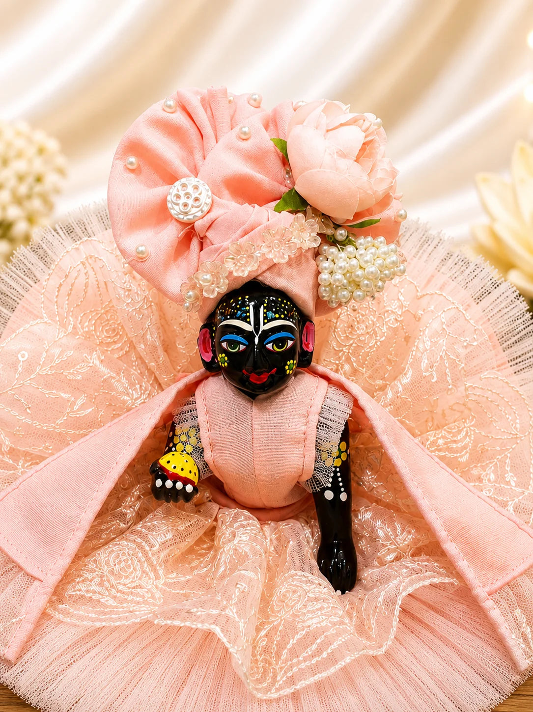 Ek behad pyaara, soft pink base jismein matching pink lace aur pearl work ka shaant aur sundar roop dikhta hai.