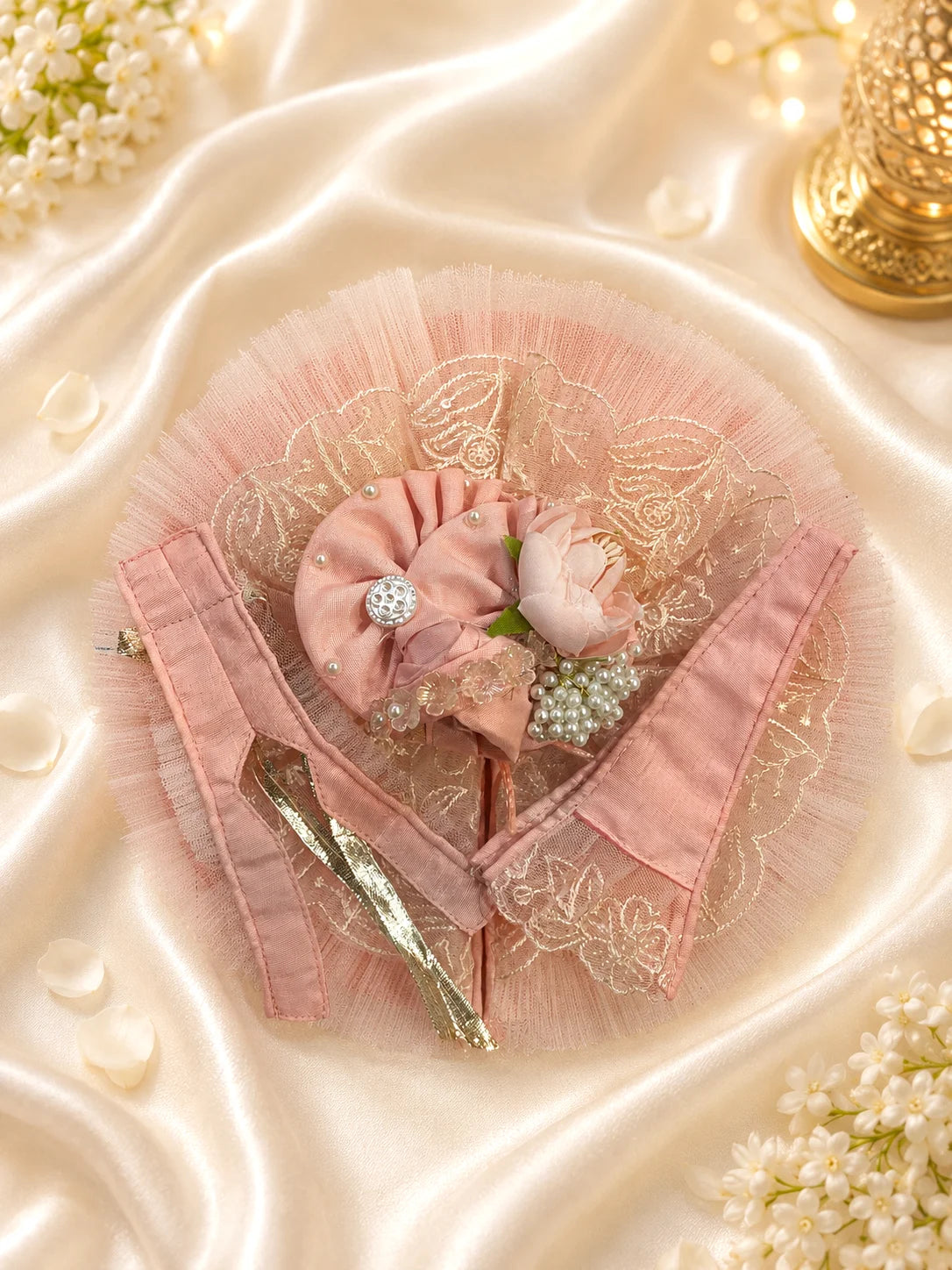 Ek behad pyaara, soft pink base jismein matching pink lace aur pearl work ka shaant aur sundar roop dikhta hai.