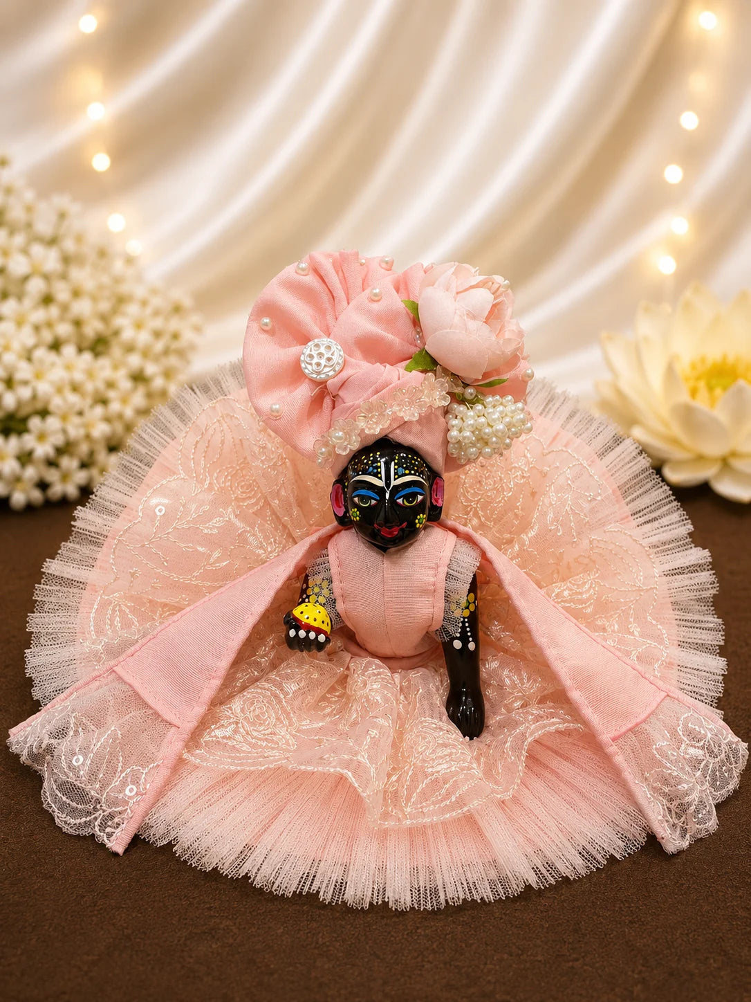 Ek behad pyaara, soft pink base jismein matching pink lace aur pearl work ka shaant aur sundar roop dikhta hai.