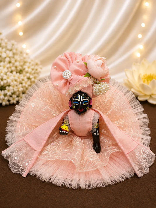 Ek behad pyaara, soft pink base jismein matching pink lace aur pearl work ka shaant aur sundar roop dikhta hai.