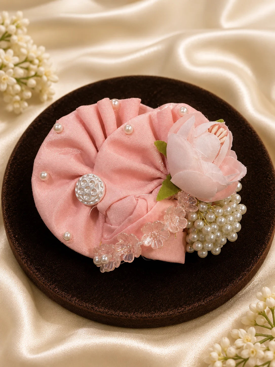 Ek behad pyaara, soft pink base jismein matching pink lace aur pearl work ka shaant aur sundar roop dikhta hai.
