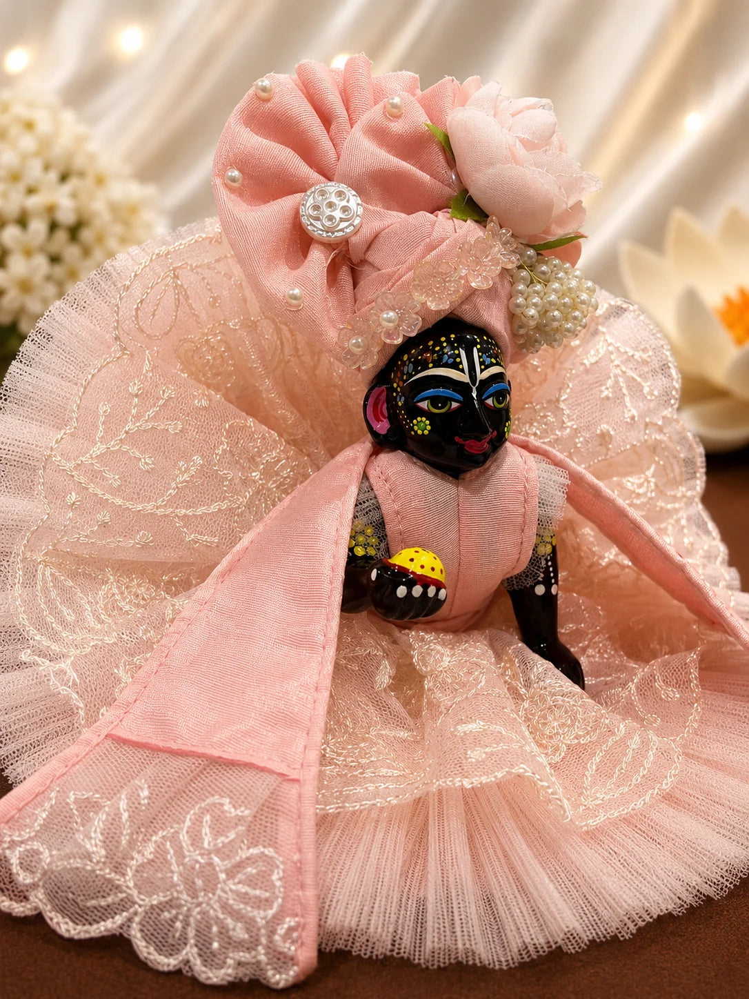 Ek behad pyaara, soft pink base jismein matching pink lace aur pearl work ka shaant aur sundar roop dikhta hai.